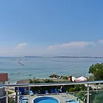 Nushev Hotel 2*